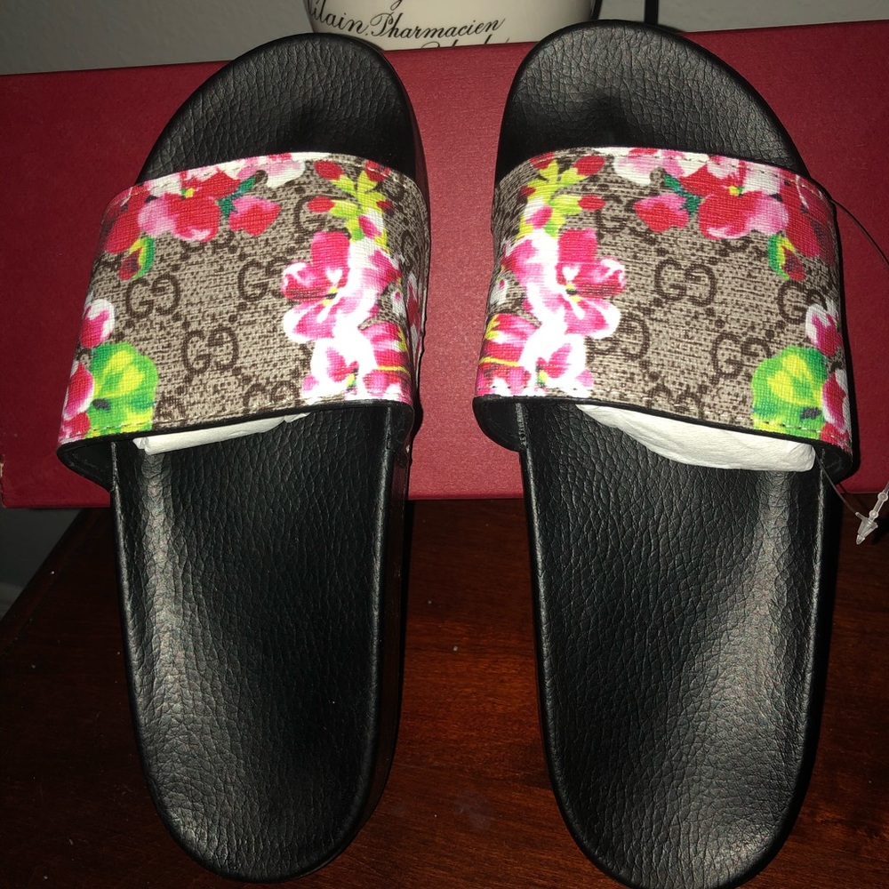 Gucci rubber  beach/spa slides.